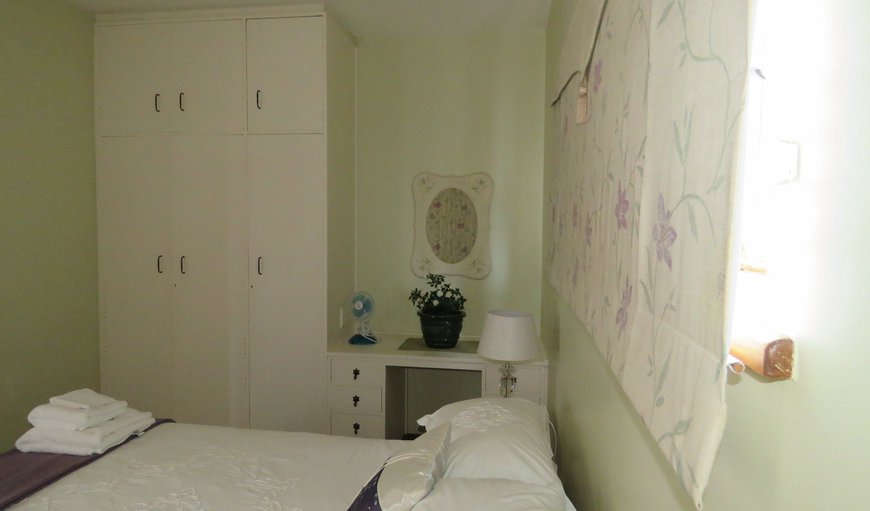 Courtyard Self Catering Apartment: Bedroom with Queen Size Bed