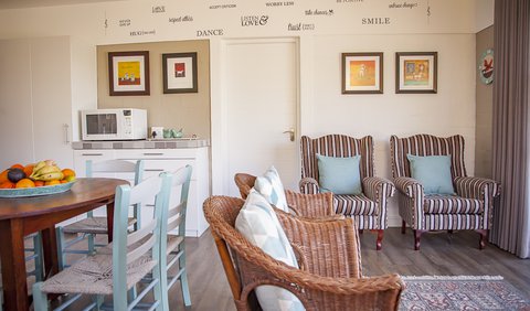 FYNBOS Self Catering Luxury Apartment: Fynbos Lounge/Dining