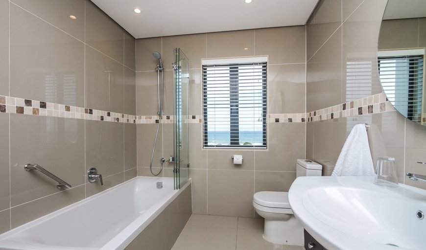 Standard room 2: Light and modern standard bathroom, with a view