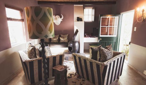 Protea Fam Garden Suite: Protea Garden Suite- Lounge area with fireplace.