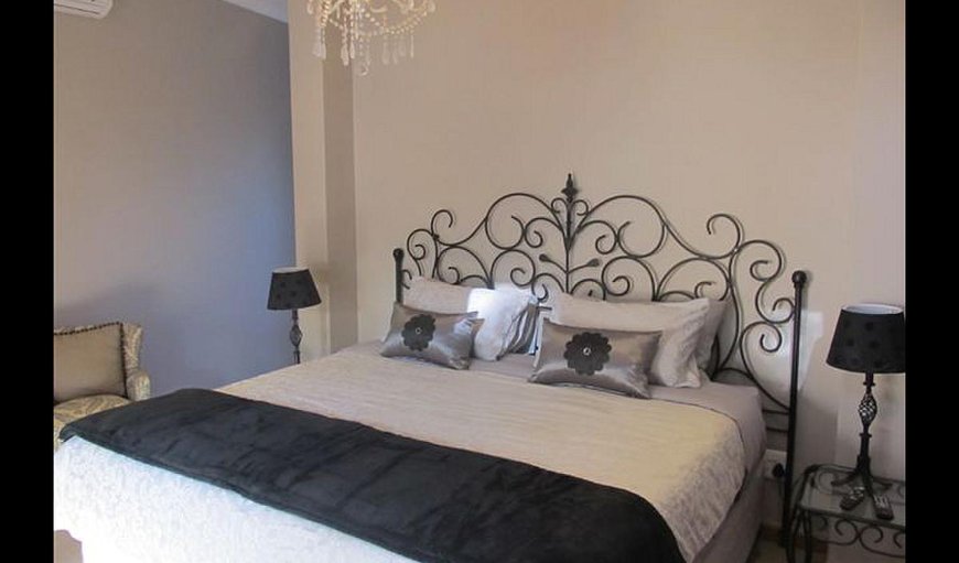 Room 6 Luxury King size bed en-suite: Room 6 Luxury King size bed with bath and private garden
