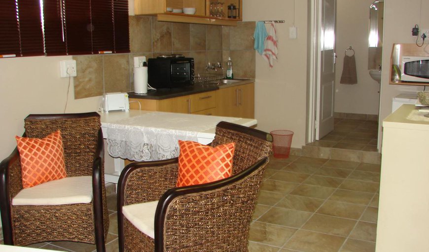 Olienhout Self Catering Unit:
Kitchenette & small lounge