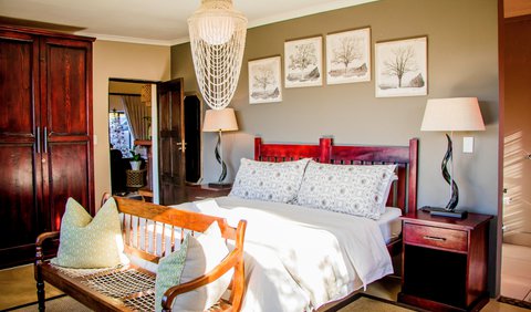 African Safari Lodge | Kudu Master Suite: Main Lodge - Bedroom with river view