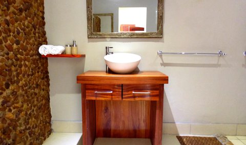 African Safari Lodge | Impala Suite: Main Lodge - Bathroom