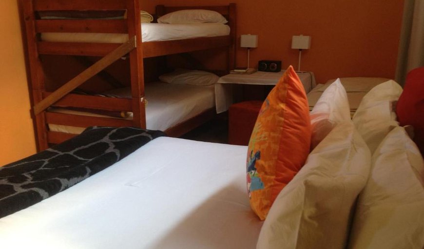 En-suite Luxury Room Sleeping 3 pax: Bedroom with a double bed and bunk bed
