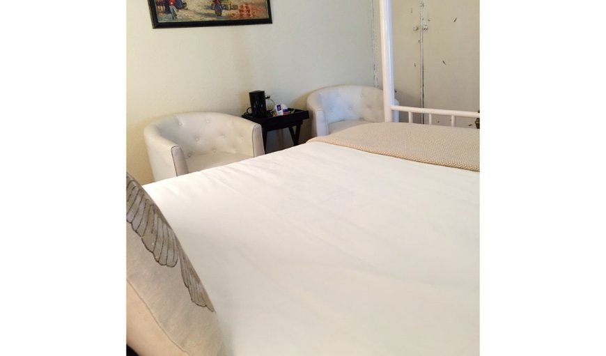 Self Catering / Double Rooms: Bedroom with Queen Size Bed
