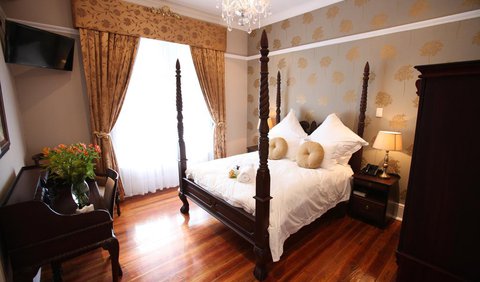 The Gold Room: The Gold Room - Bedroom