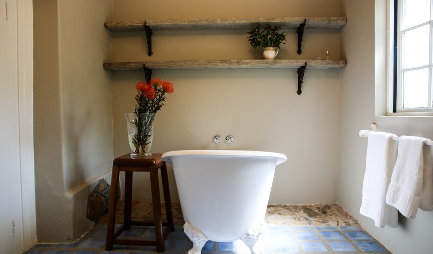 Private Cottage with a Forest View: Mr Bickerton's Bathroom