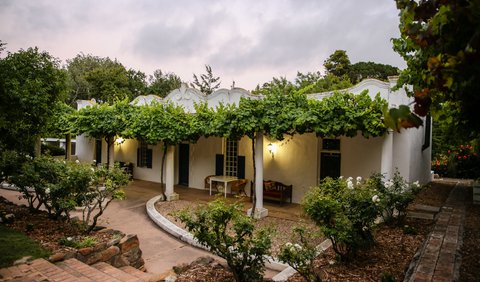 Family Cottage with a Pool View: Vineyard Cottages