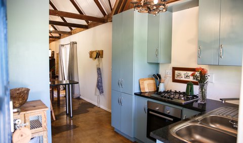 Family Cottage with Private Veranda: Wisteria's Kitchen