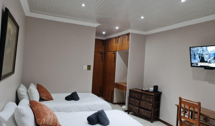Triple Room Bath 3 Single beds: Triple Room Bath 3 Single beds - Bedroom with 3 single beds