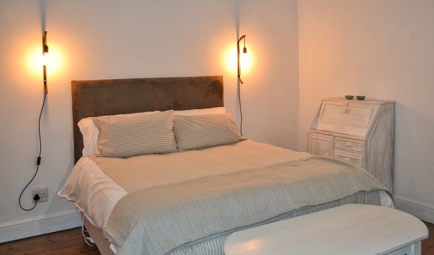 Cottage: Main Bedroom with King-size Bed and En-suite
