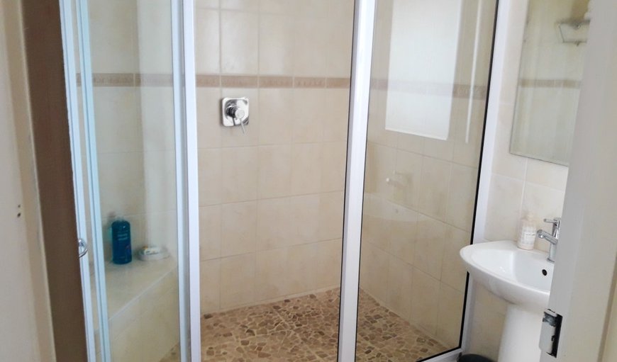 Joan's Place: En-suite bathroom with a shower