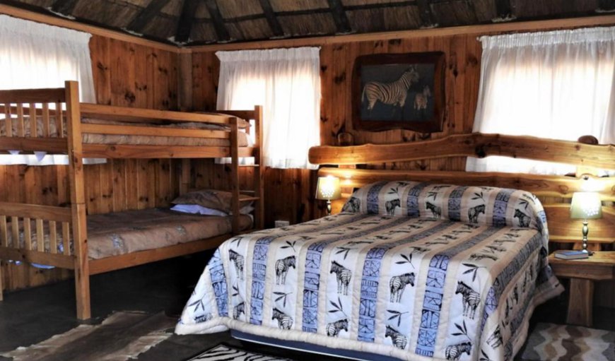 4 Sleeper Thatched Log Cabin: Bed