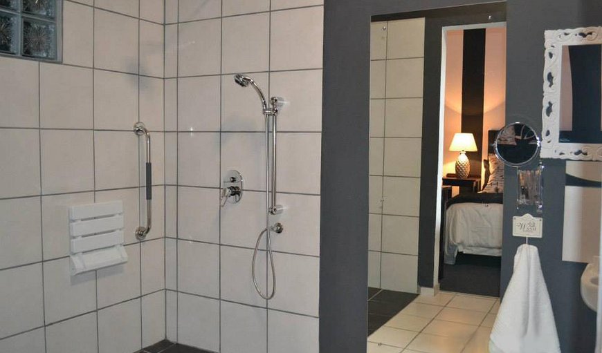 Luxury Rooms: Luxury Rooms  - Bathroom