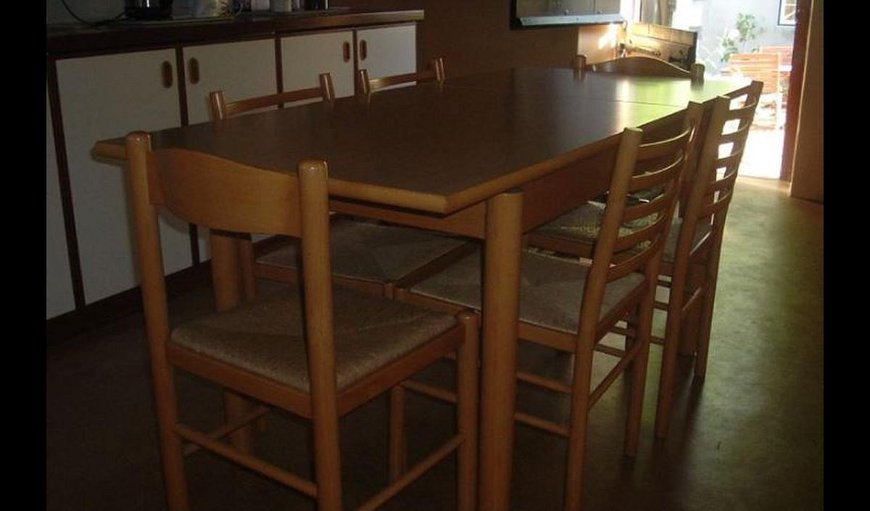 Cottage: Kitchen and Dining Area