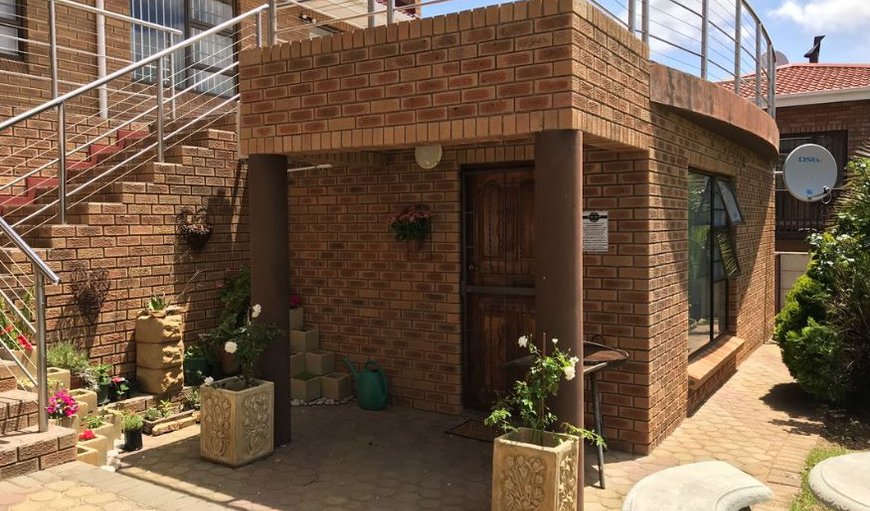 KaiaMina @ Hartenbos is a modern tastefully decorated open-plan apartment situated in a lovely, quiet suburb in Hartenbos Heuwels, Mossel bay, close to the popular beachfront.