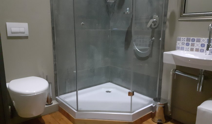 Luxury LOURENS Room: En-Suite Bathrooms