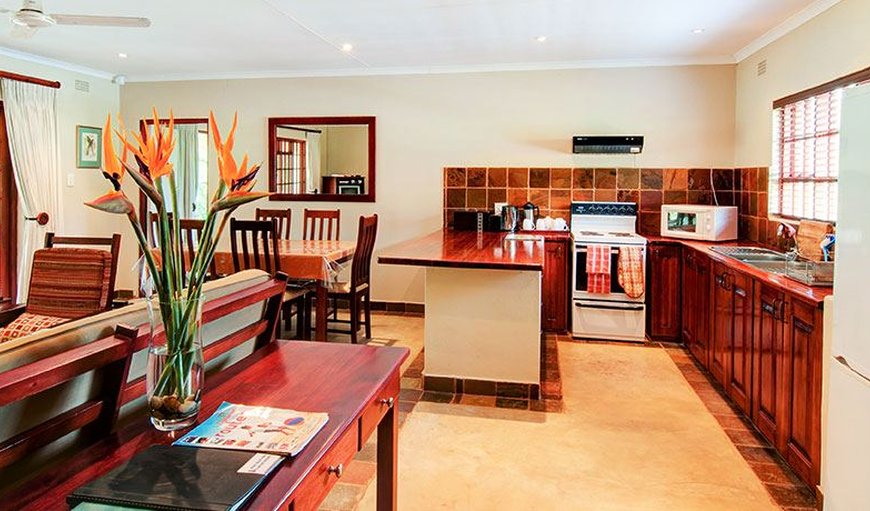 Cottage - The kitchen is fully equipped with a fridge/freezer, stove, microwave, toaster and kettle. Cottage - The kitchen is fully equipped with a fridge/freezer, stove, microwave, toaster and kettle.