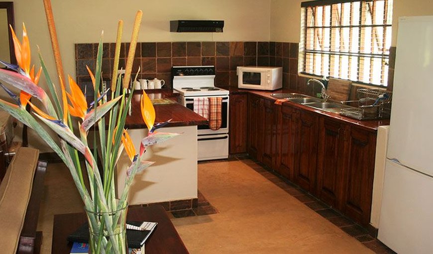 Cottage - The kitchen is fully equipped with a fridge/freezer, stove, microwave, toaster and kettle. Cottage - The kitchen is fully equipped with a fridge/freezer, stove, microwave, toaster and kettle.