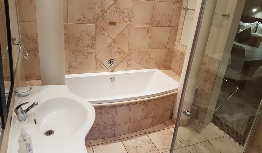Roman Room: Roman Room - Full Bathroom