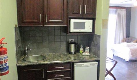 Blue Crane: Blue Crane - Kitchenette