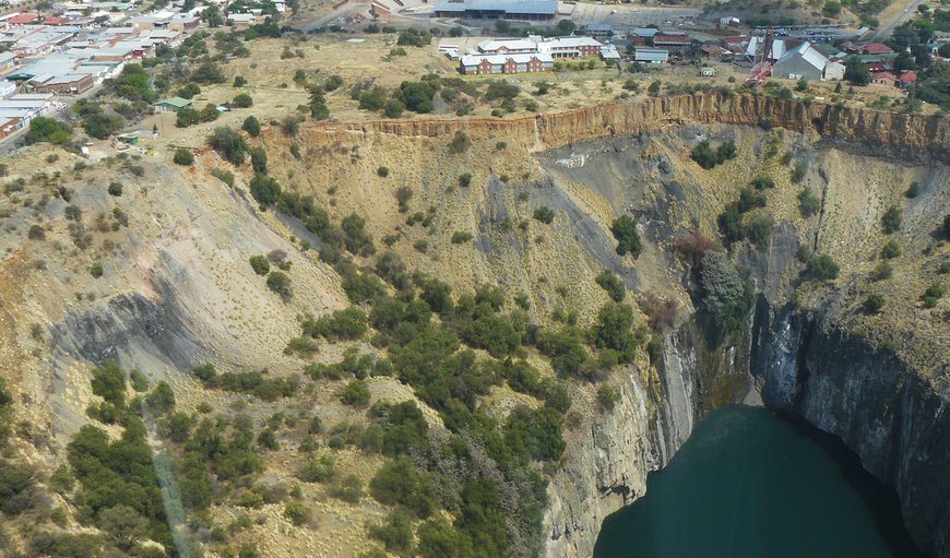 This Lodge is situated opposite the entrance (20m) of one of South Africa's most visited tourist attractions - "The Big Hole"