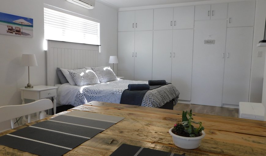 Suite 3 overlooking the beautiful Berg River. Fully fitted kitchenette, queen size bed, DSTV, WiFi, Aircon, bathroom en suite. Suite 3 overlooking the beautiful Berg River. Fully fitted kitchenette, queen size bed, DSTV, WiFi, Aircon, bathroom en suite.