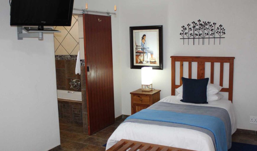 Twin Executive Room: Luxury Family Room - This room is furnished with a double bed and a 3/4 bed