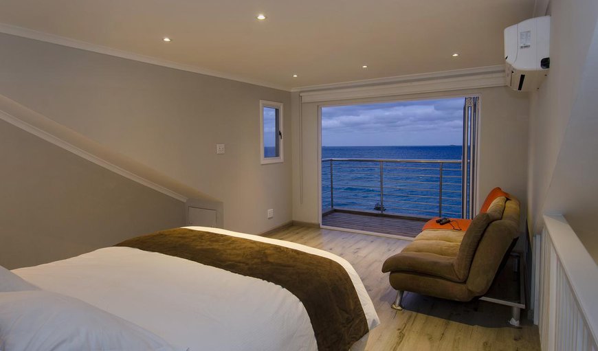 809 Umdloti Resort: Bedroom with Queen Size Bed and En-Suite Bathroom