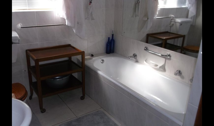 Thyshuis Self Catering: bathroom with bath