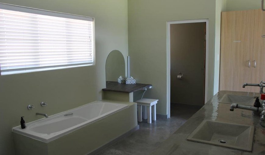 Queen Room: Unit 7 bathroom.