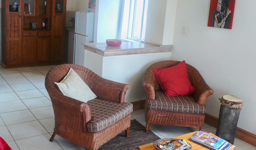 Cowley Shell: Cowley Shell and dining area is comfortably furnished with DSTV.