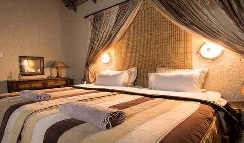 King Bed Chalet: Bedroom