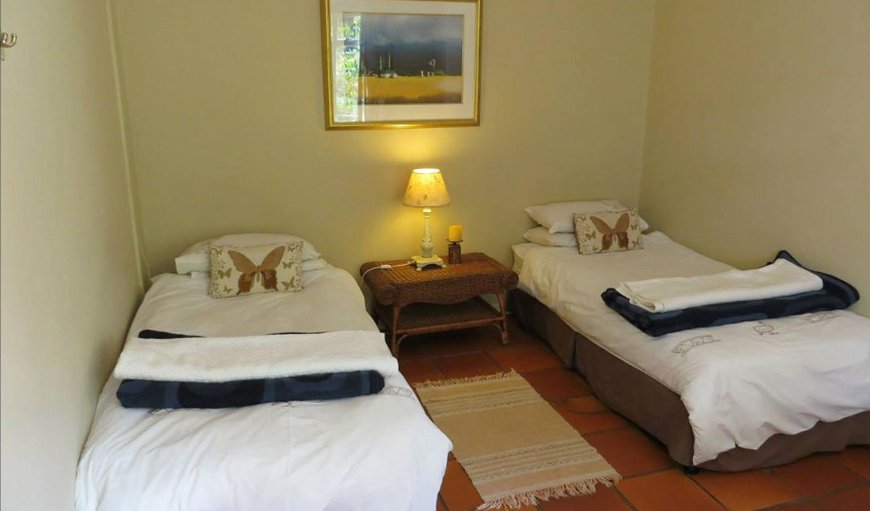 Family Cottage - 4 Sleeper: Cottage 3 & 4 bedroom with twin single beds.