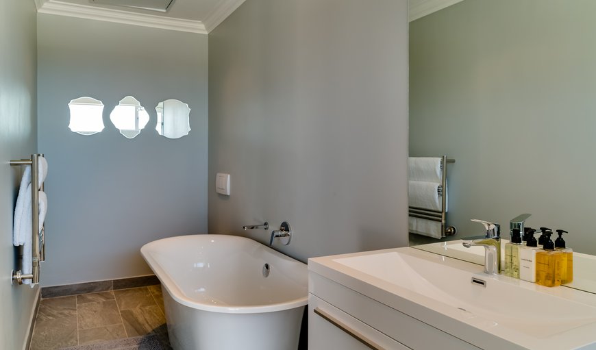 15 Ottawa: Master en-suite with bath and shower