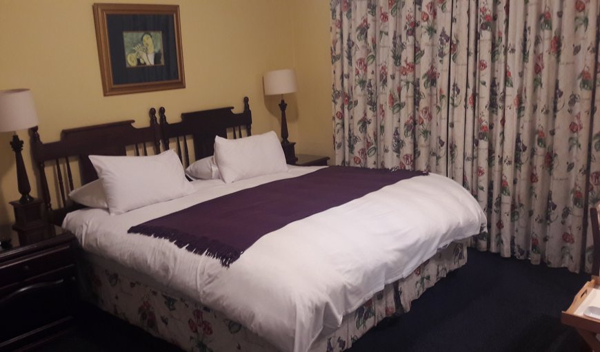 Bedroom 5, 2 x single beds or a king size bed, an extra single bed can be added. Shower over bath tub, exterior door to garden Bedroom 5, 2 x single beds or a king size bed, an extra single bed can be added. Shower over bath tub, exterior door to garden