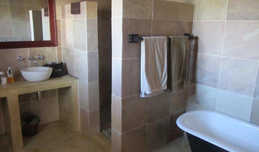 Self-Catering Apartment + Flatlet: Bathroom with Bath and Shower