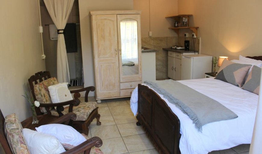 Saffier: Saffier Bedroom with queen size bed and Fully equipped kitchenette with a bar fridge and Wifi.