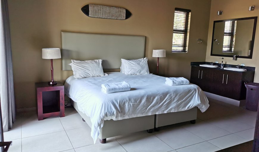 3 Bedroom Bush Chalet with Loft: Bush Chalet - Main Bedroom