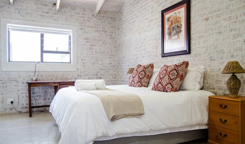 Red Bishop 1 - Luxury apartment: Queen bed in large bedroom