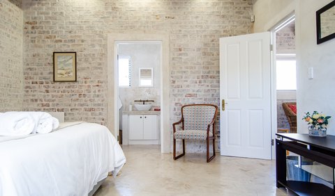 Red Bishop 1 - Luxury apartment: Bathroom entrance from bedroom