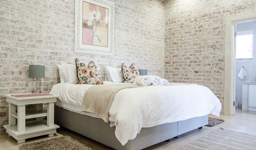 Red Bishop 2 - Luxury apartment: Bedroom with en-suite door