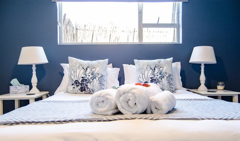 Water's Edge 1 - Luxury beach apartment: Bedroom queen bed