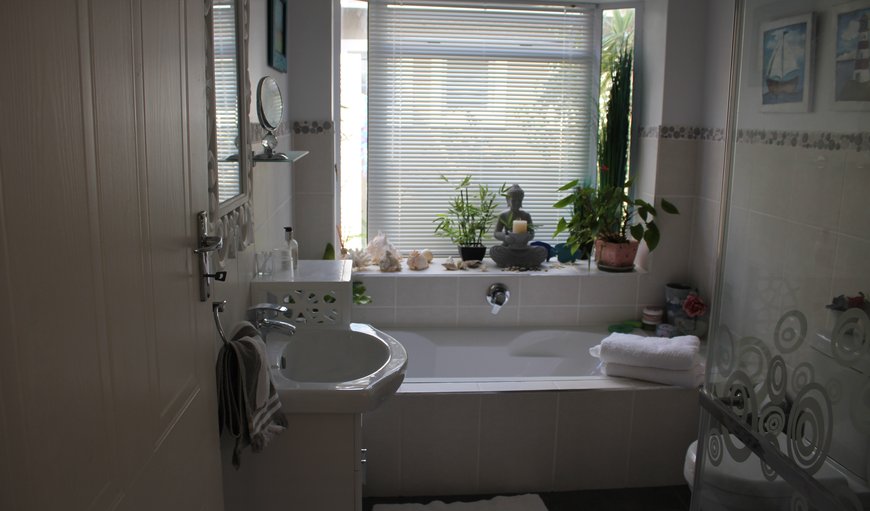 Hubbs Place: Bathroom with Bath