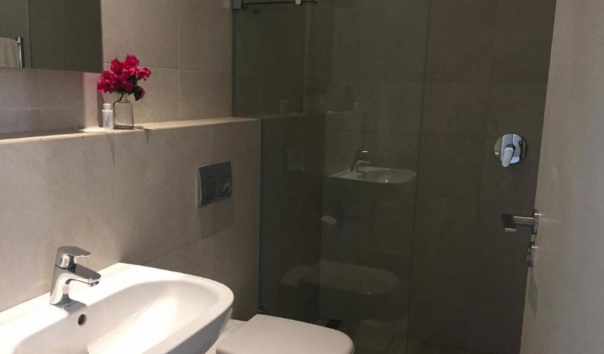 Double Room with Private Bathroom: Queen Room 2 En-suite Shower Only