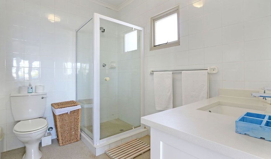 Breakers Beach House: Bathroom with Shower