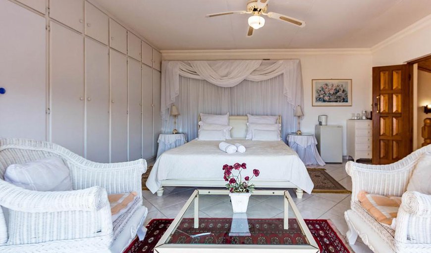 Each room is elegantly decorated and equipped with a TV, bar fridge and coffee/tea making facilities. Each room is elegantly decorated and equipped with a TV, bar fridge and coffee/tea making facilities.