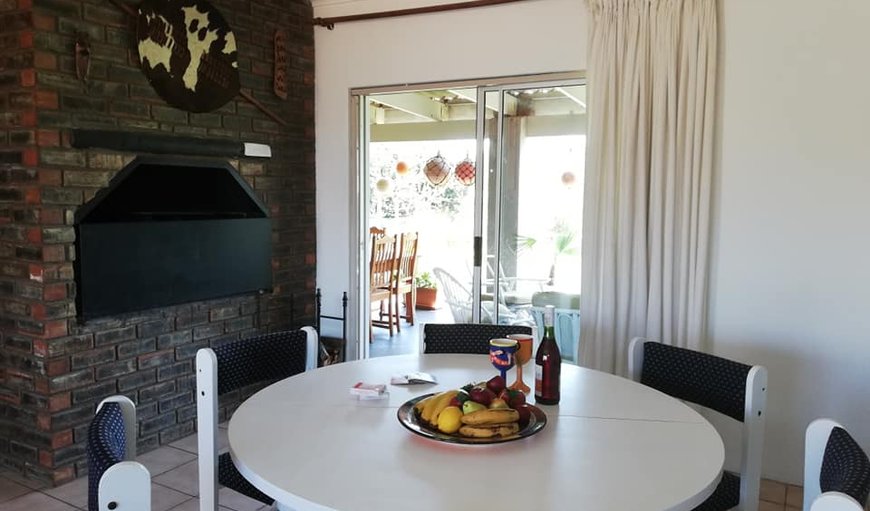 Pik 'n Wyntjie: Open plan dining area with a indoor braai area