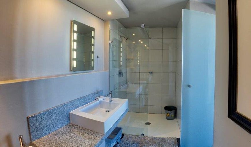 Stylish Apartment With Panoramic Views: Bathroom